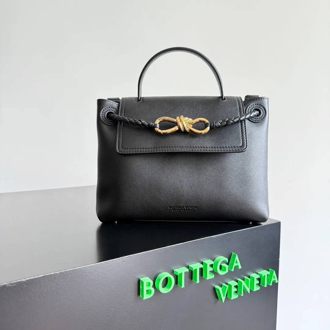 Batch 2060 BottegaVeneta Latest Ciao Ciao Bag Silky cowhide two-way flap handbag with signature twist detail, hidden hook closure, flap can be fastened to the front or attached to the INTRECCIATO woven internal pocket, comes with an adjustable and removable crossbody strap, internal compartment, and also features a zippered pocket. The surprise flap has various shapes. Style 1 - Cover the bag surface, exposing the knot and knot decoration. Style 2 - Place the flap inside the bag. A buckle is also designed. Style 3 - The U-shaped position of the top handle in the hand bag. Style No.: 835835 Size: 26*19*10.5cm